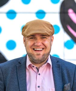 Das Bild zeigt Florian Bauhuber, Geschäftsführer von Realizing Progress.