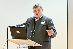 Das Bild zeigt Landrat Anton Speer bei seiner Rede zur Eröffnung des Tourismustages 2025.