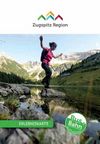 Auf dem Titelbild der Erlebniskarte der Zugspitz Region: eine Bergwanderin steht auf einem Stein direkt vor den Soiernseen in der Alpenwelt Karwendel