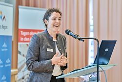 Das Bild zeigt die Tourismusmanagerin Martina Nyvlt bei ihrem Vortrag auf dem Tourismustag 2025.