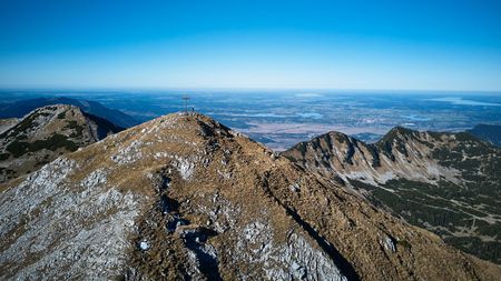 Man sieht den Gipfel des Krottenkopfes im Estergebirge. Von dort blickt man in das Blaue Land und Alpenvorland. 