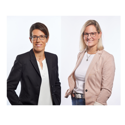 Das Bild zeigt die beiden Regionalmanagerinnen Anna-Lena Huber und Carolina Zimmermann.